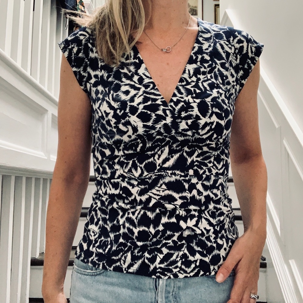 💥3/30💥Cap sleeves fitted v-neck top